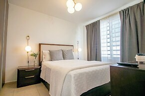 Family House with Pool & Garden in Leon