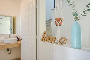 Family House with Pool & Garden in Leon