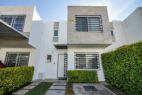 Family House with Pool & Garden in Leon