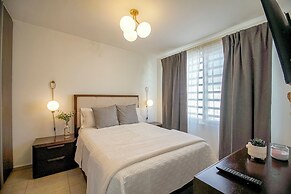 Family House with Pool & Garden in Leon