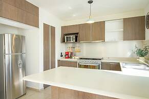 Family House with Pool & Garden in Leon