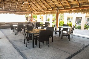 Tropical Getaway in Flamingos near Beach