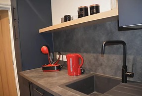 Stunning 2 BD Apartment in Cheltenham