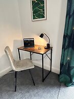 Stunning 2 BD Apartment in Cheltenham