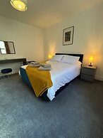 Stunning 2 BD Apartment in Cheltenham