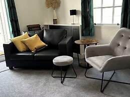 Stunning 2 BD Apartment in Cheltenham