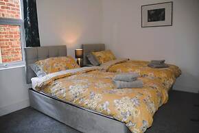 Stunning 2 BD Apartment in Cheltenham