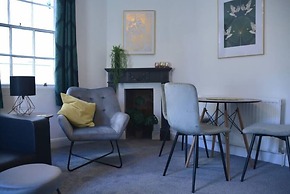 Stunning 2 BD Apartment in Cheltenham