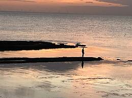 Beach & Dreamland Nearby -pet Friendly & Garden