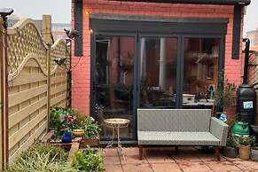 Beach & Dreamland Nearby -pet Friendly & Garden