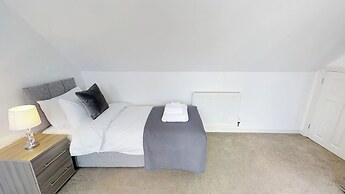 Stayzo Cole Green Lane - Free Parking