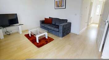 Stayzo Cole Green Lane - Free Parking