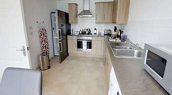 Stayzo Cole Green Lane - Free Parking