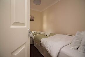 Stayzo Penthouse Accommodation 2- Premier Lodge