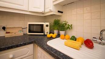 Stayzo Penthouse Accommodation 1- Premier Lodge