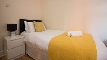 Stayzo Penthouse Accommodation 1- Premier Lodge