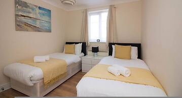 Stayzo Penthouse Accommodation 1- Premier Lodge