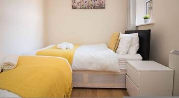 Stayzo Penthouse Accommodation 1- Premier Lodge