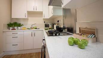 Stayzo Castle Point 18 Apartments - Premier Lodge