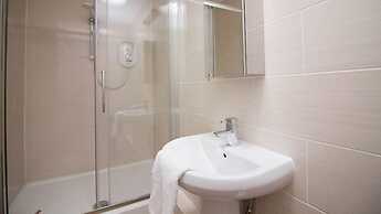 Stayzo Castle Point 18 Apartments - Premier Lodge