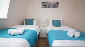 Stayzo Castle Point 18 Apartments - Premier Lodge