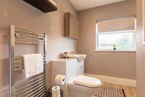 Buckingham House - Spacious 3-bedroom