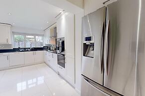 Parlaunt House - 3 Bedroom With Free Parking