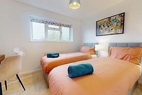 Parlaunt House - 3 Bedroom With Free Parking