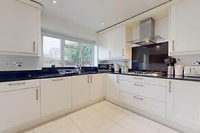 Parlaunt House - 3 Bedroom With Free Parking