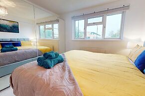 Parlaunt House - 3 Bedroom With Free Parking