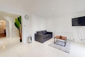 Parlaunt House - 3 Bedroom With Free Parking