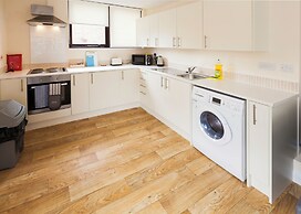 Stayzo Castle Point 6 Apartment - Premier Lodge