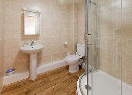 Stayzo Castle Point 6 Apartment - Premier Lodge