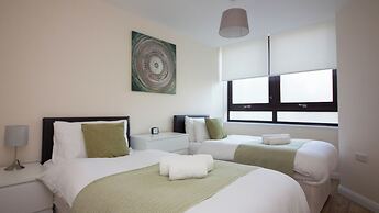 Stayzo Castle Point 6 Apartment - Premier Lodge