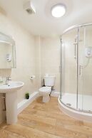 Stayzo Castle Point 6 Apartment - Premier Lodge