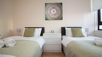 Stayzo Castle Point 6 Apartment - Premier Lodge