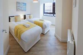 Stayzo Castle Point 6 Apartment - Premier Lodge