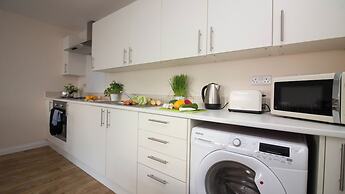 Stayzo Castle Point 6 Apartment - Premier Lodge