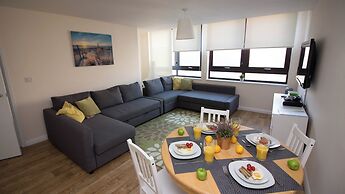 Stayzo Castle Point 6 Apartment - Premier Lodge