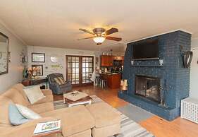 Amazing Hiking Cozy Home Close to Mountns Fireplace