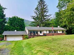 Amazing Hiking Cozy Home Close to Mountns Fireplace