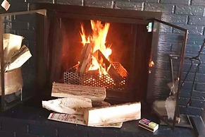 Amazing Hiking Cozy Home Close to Mountns Fireplace