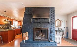 Amazing Hiking Cozy Home Close to Mountns Fireplace