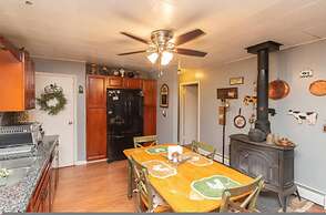 Amazing Hiking Cozy Home Close to Mountns Fireplace