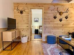 Back House Twin Cabin Ii-hot Tub Fireplace Hiking Retreat