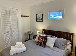 Back House Twin Cabin Ii-hot Tub Fireplace Hiking Retreat