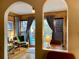 Back House Twin Cabin Ii-hot Tub Fireplace Hiking Retreat