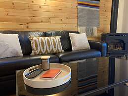 Back House Twin Cabin Ii-hot Tub Fireplace Hiking Retreat