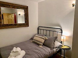 Back House Twin Cabin Ii-hot Tub Fireplace Hiking Retreat