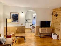 Back House Twin Cabin Ii-hot Tub Fireplace Hiking Retreat